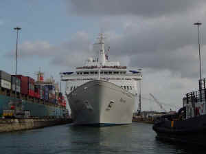 Cruiseship.jpg (46474 bytes)