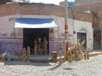 TonalaStatues.jpg (96935 bytes)